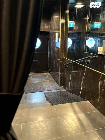 בית מלון, הבנקים, שער פלמר, תחנת רכבת השמונה, חיפה