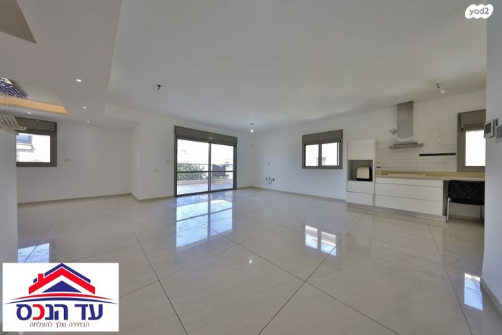 גג/ פנטהאוז, משכנות האומנים, קרית מוצקין