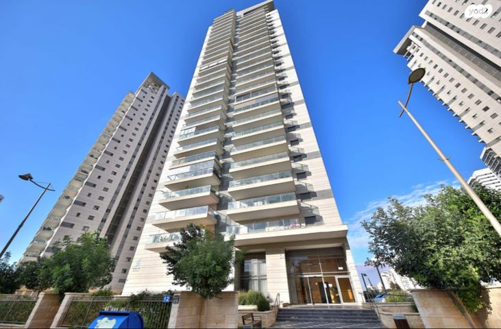 דירה, עפרה חזה, משכנות האומנים, קרית מוצקין