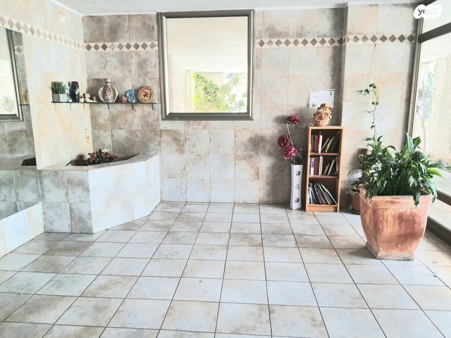 גג/ פנטהאוז, רחובות