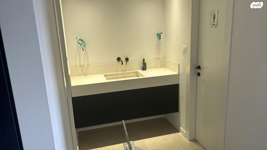 מחסנים, חולון