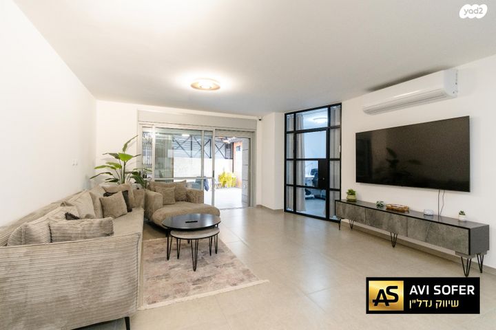 דירת גן, צור יצחק