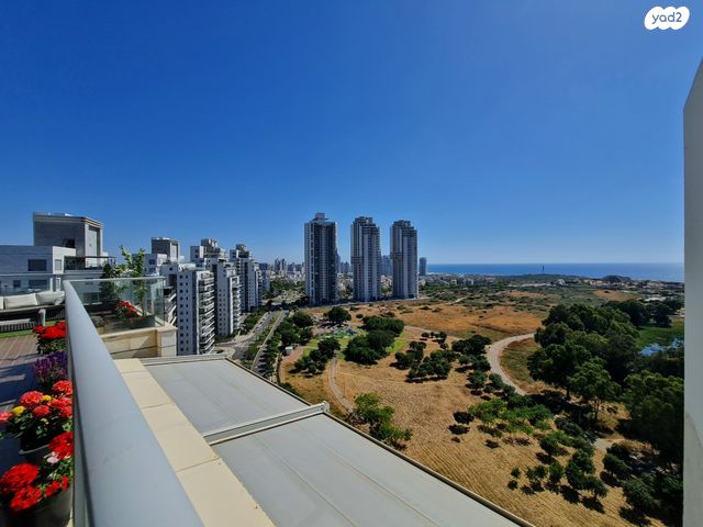 גג/ פנטהאוז, שדרות האגמים, נתניה