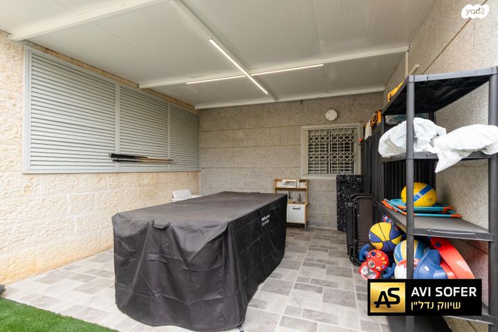 דירת גן, צור יצחק