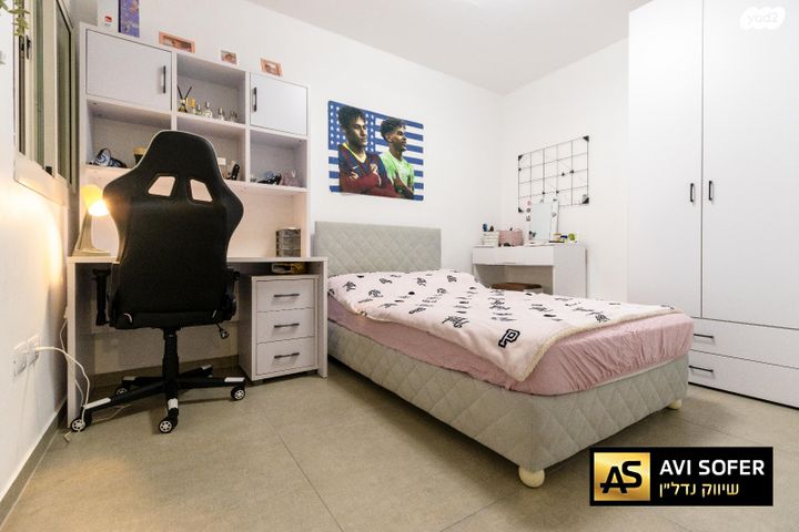 דירת גן, צור יצחק