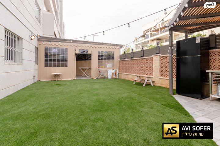 דירת גן, צור יצחק