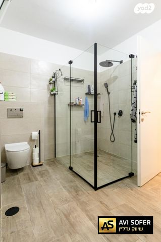 דירת גן, צור יצחק