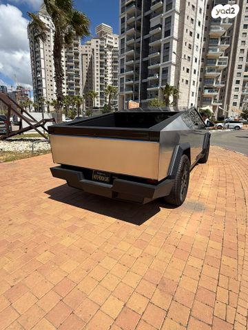 טסלה סייבטראק