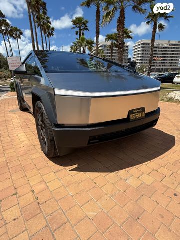 טסלה סייבטראק