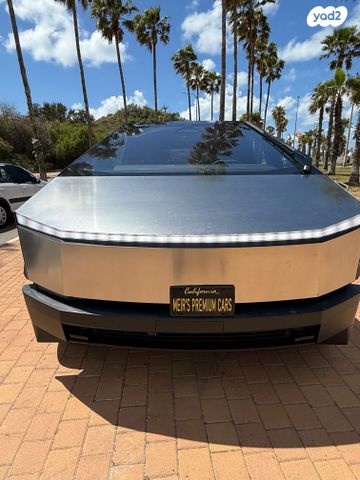 טסלה סייבטראק