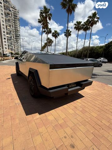 טסלה סייבטראק