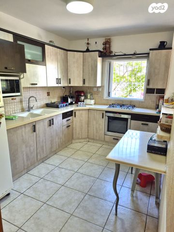 דירה, אהרון חג'ג', נאות אשכול, יבנה