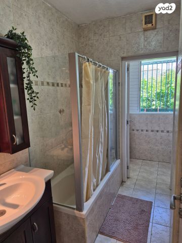 דירה, אהרון חג'ג', נאות אשכול, יבנה