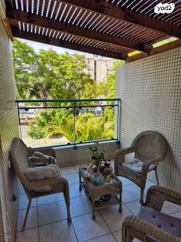 דירה, אהרון חג'ג', נאות אשכול, יבנה