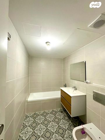 דירה, הכלנית 4, 2004, רעננה