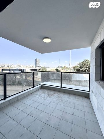 דירה, הכלנית 4, 2004, רעננה