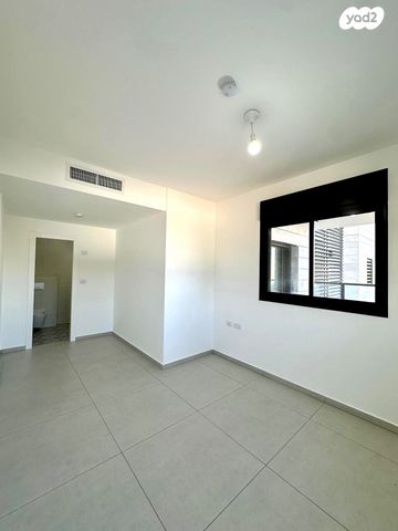 דירה, הכלנית 4, 2004, רעננה