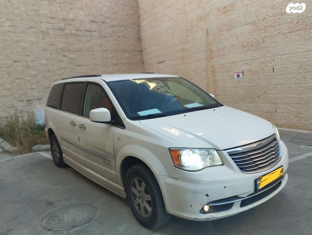 מודעת רכב קרייזלר גראנד וויאג'ר