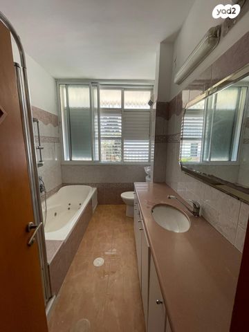 דירה, ההגנה 9, לב העיר, בת ים