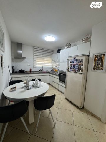 דירה, אריה צימוקי, יגאל אלון, קרית מלאכי