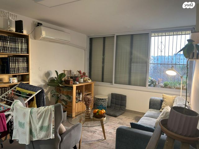 לאה גולדברג 