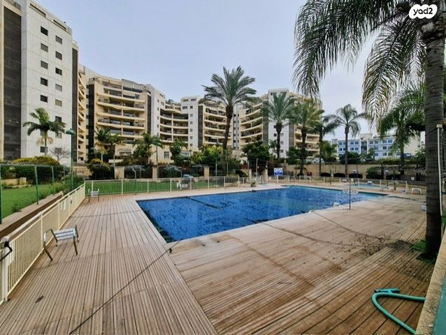 דירה, הפרחים, קרית הפרחים - 2005, רעננה