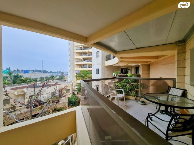 דירה, הפרחים, קרית הפרחים - 2005, רעננה