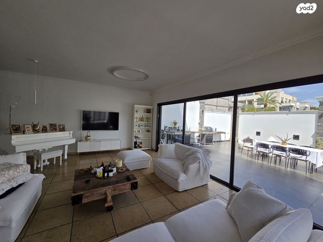 דו משפחתי, רמת השרון