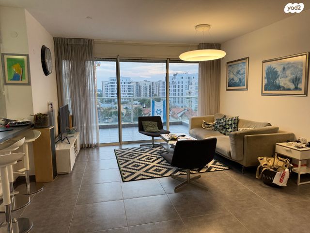 דירה, חנה רובינא, הרצליה