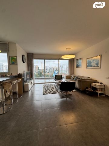 דירה, חנה רובינא, הרצליה