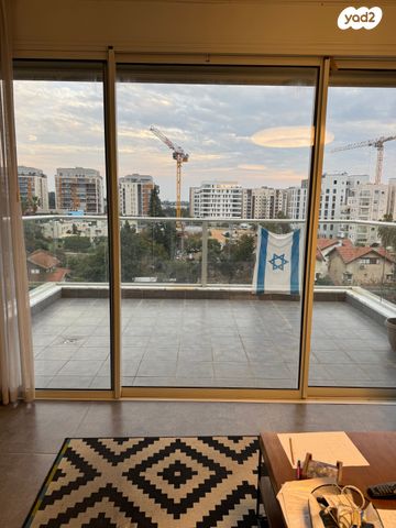 דירה, חנה רובינא, הרצליה