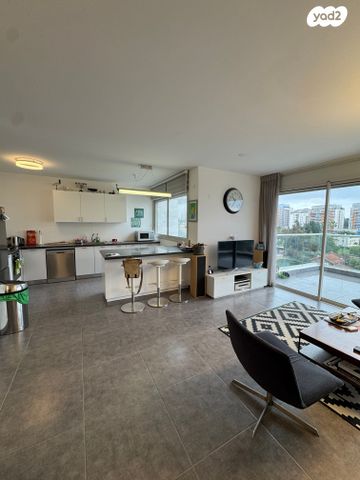 דירה, חנה רובינא, הרצליה