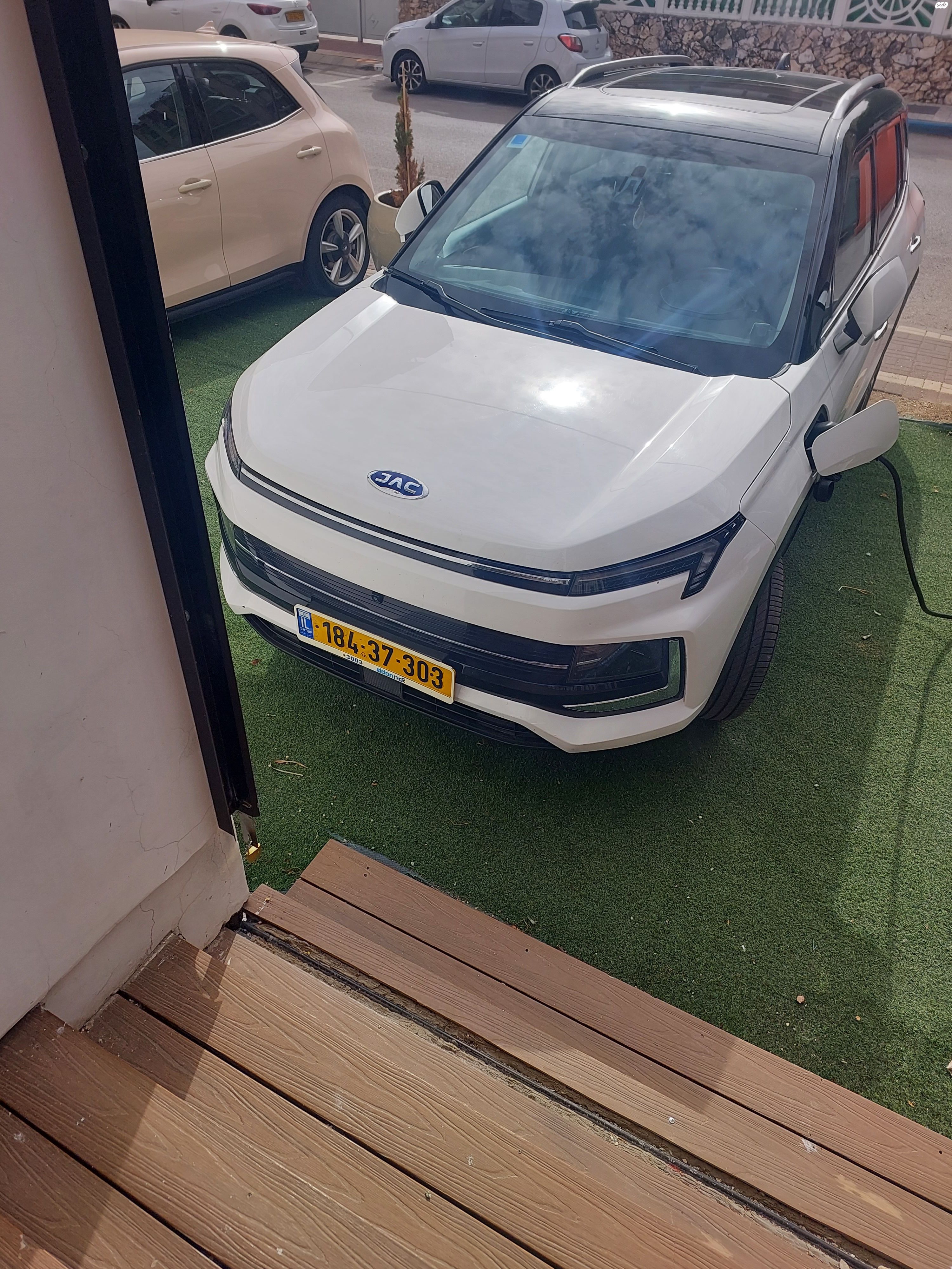 מודעת רכב ג׳יי.איי.סי E-JS4