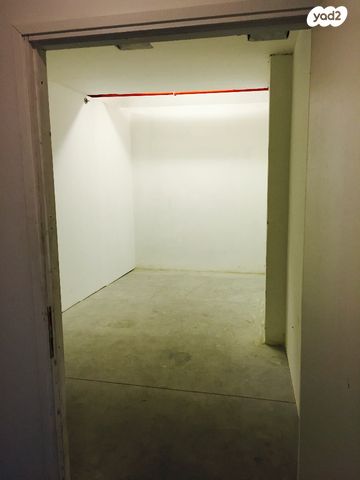 מחסנים, בן יהודה 32, לב תל אביב, לב העיר צפון, תל אביב יפו