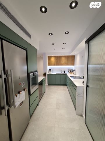 דירה, אנה פרנק, חרוזים, רמת גן