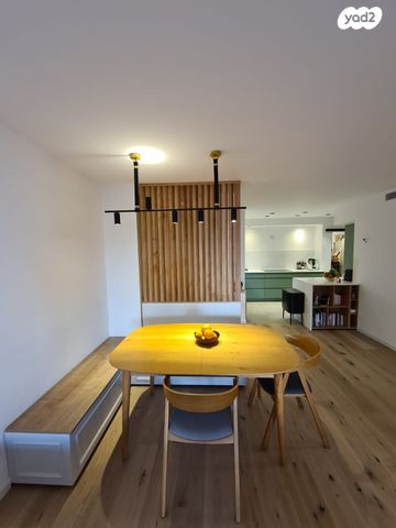 דירה, אנה פרנק, חרוזים, רמת גן