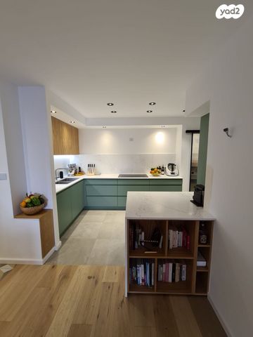 דירה, אנה פרנק, חרוזים, רמת גן