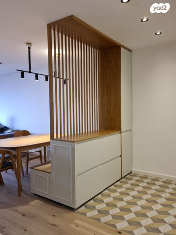 דירה, אנה פרנק, חרוזים, רמת גן