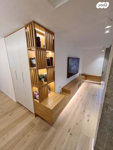 דירה, אנה פרנק, חרוזים, רמת גן