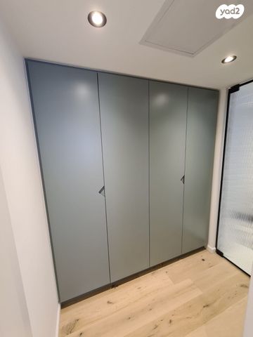 דירה, אנה פרנק, חרוזים, רמת גן