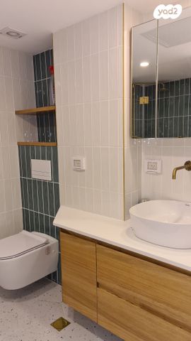 דירה, אנה פרנק, חרוזים, רמת גן