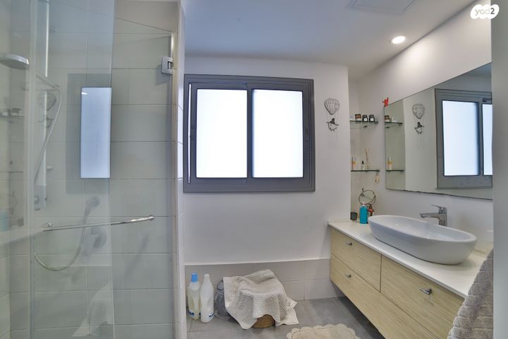 דירה, אביגיל, חרוזים, רמת גן