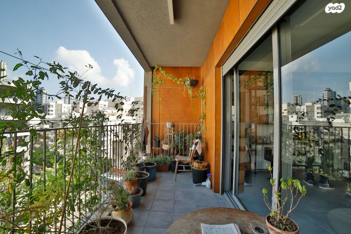 דירה, אביגיל, חרוזים, רמת גן