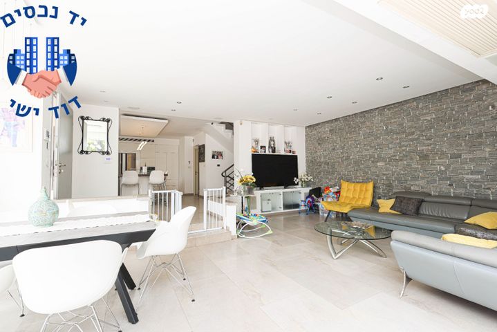 דו משפחתי, יגאל ידין, קרית הפרחים - 2005, רעננה