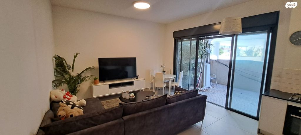 דירת גן, אסף, חרוזים, רמת גן