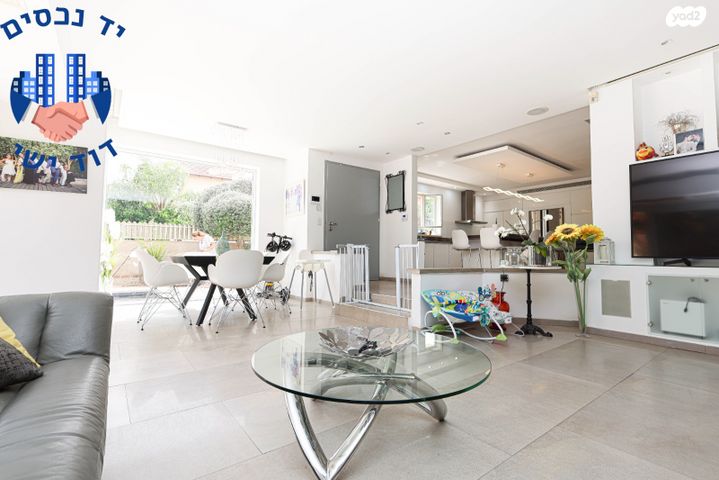 דו משפחתי, יגאל ידין, קרית הפרחים - 2005, רעננה