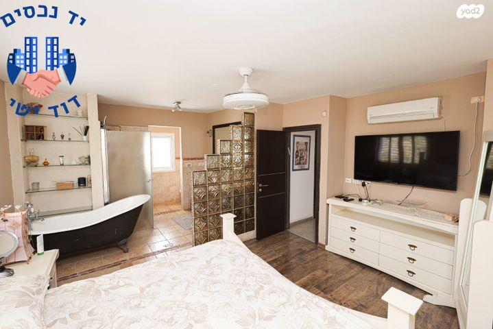 דו משפחתי, יגאל ידין, קרית הפרחים - 2005, רעננה