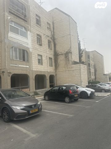אדם 13