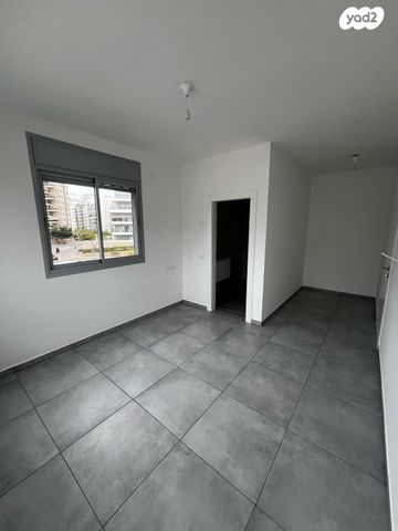 דירה, אורי אלמוג, קרית רבין, חולון