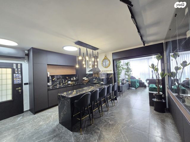 דירת גן, אליהו קורן, חומת שמואל, הר חומה, ירושלים